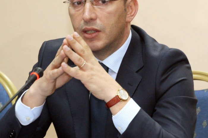 Tekstet e shkollave te kene informacion per LGBT