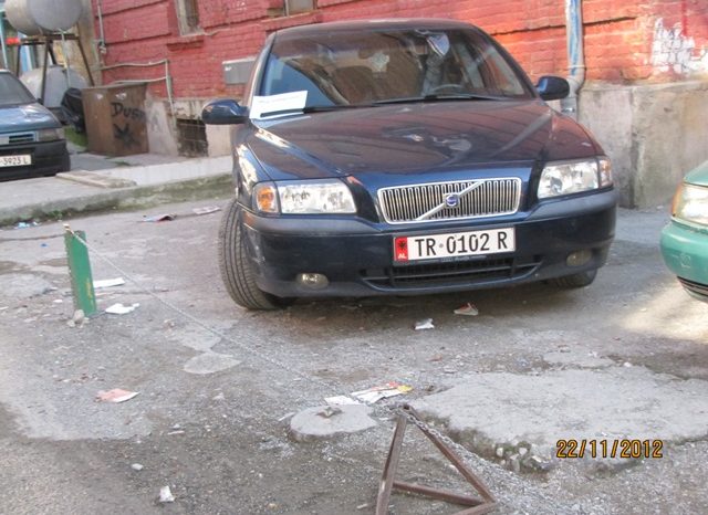 Parkojne ne trotuar si ta kishin pronen e babait!