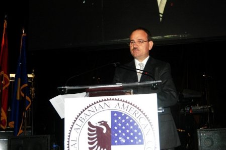 Presidenti Nishani genjen ne OKB!