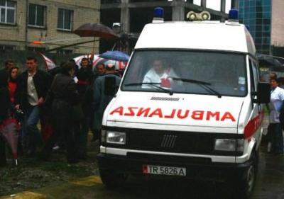 Helmohen dhe vdesin dy gra nga ushqimi ne nje dasme ne Mamurras
