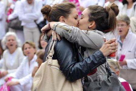 Nje shoqate per vlerat tradicionale te familjes protestoi ne Paris kunder ligjit per martesat gay (VIDEO)