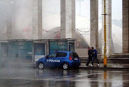 Dergohet ne gjyq personi qe hodhi eksploziv ne pedalimin LGBT por nuk procedohet Spahiu (VIDEO) 