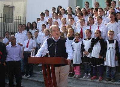 Mustafa Nano i shokuar nga vizitat e kryeministrit te femijet e shkollave