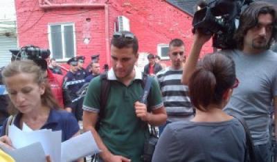 Gazetaret protestojne para kryeministrise dhe pastaj “rrethojne” rrethimin e policise