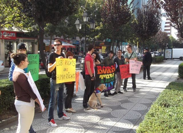 Incident me aktivistet LGBT te rruga e Ambasadave (FOTO)