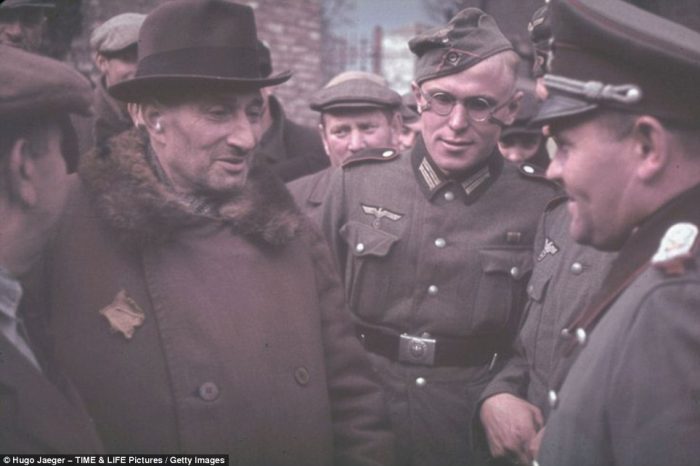 Fotot e cuditshme me ngjyra te fotografit te Hitlerit, tregojne tragjizmin e hebrenjve me ...“dinjitet”!