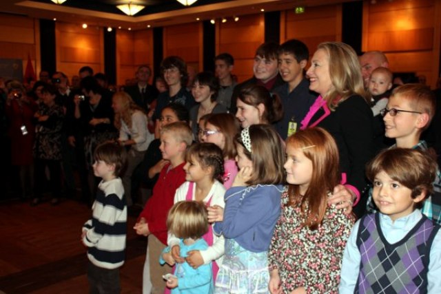 Fotot “off the record” te Klintonit me familjaret e punonjesve te Ambasades ne Tirane