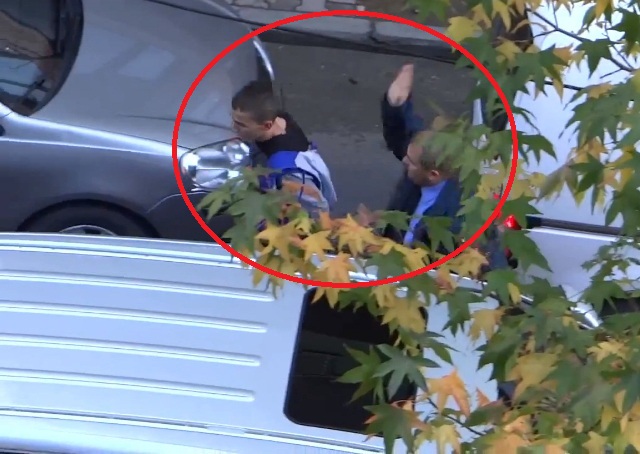 Polici prangos e dhunon minorenin sepse vodhi flamurin (FOTO / VIDEO)