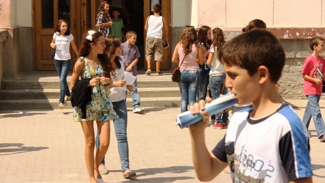 Maqedonia pezullon dhe gjobit mesuesit shqiptare