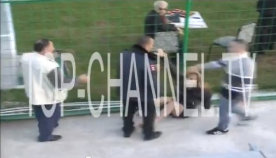 VIDEO SHOKUESE E TCH - Policia terheq zvarre nje femer ne stadium 