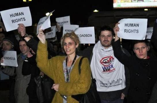 Protesta ne mbeshtetje te LGBT ne Kosove. Reagon edhe ministrja Vlora Citaku