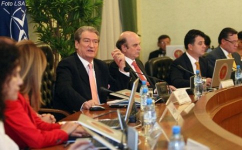 Qeveria vendos te anuloje fondin e vecante per punonjesit e administrates