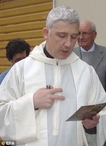 Nje prift italian: rrobat e ngushta te grave jane arsyeja e dhunes ndaj tyre