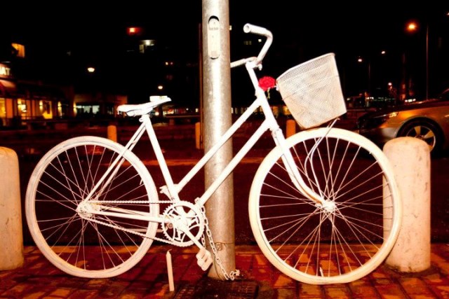 Nje nisme unikale ne Tirane: Ghost bikes, bicikletat qe ruajne kujtimin e pedaluesve te humbur