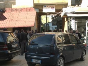 Dhune ne Tirane, banoret refuzojne te lene shtepite. Nje grua kercenon me bombol gazi