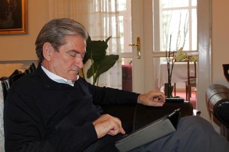 Nje debat per median online, “dashuria” e re e politikaneve