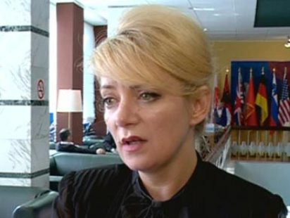 Iris Luarasi, apel per dhunen ndaj gruas