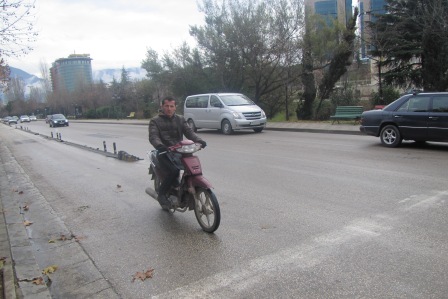 Kokoret qe shpetojne jete. Motociklistet ne Shqiperi ende nuk e kane ate kulture