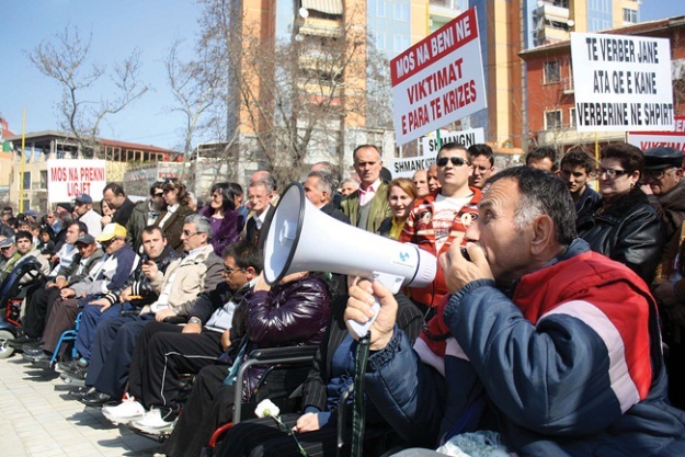 Infrastruktura per paraplegjiket, mungon ne rruge, autobuse e institucione