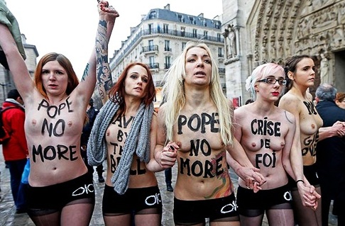 Protestueset topless festojne doreheqjen e Papes ne Paris