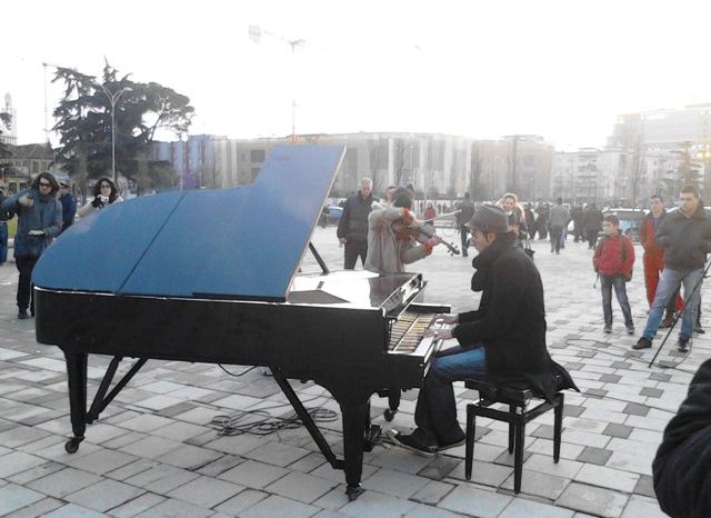 Tinguj piano ne Sheshin Skenderbej, kalimtaret indiferente! (VIDEO)