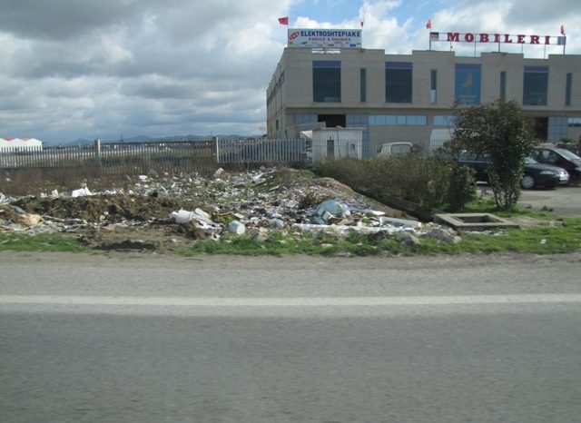 Plehra te hedhura kudo nga bizneset, pergjate autostrades Tirane-Durres