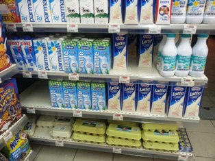 Qumeshti i kontaminuar eshte akoma ne shitje, raporton Balkan Insight