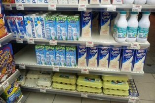 Qumeshti i kontaminuar eshte akoma ne shitje ne Shqiperi, raporton Balkan Insight