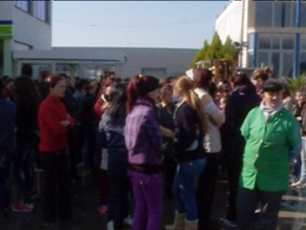 Valias, 250 punetore ne proteste