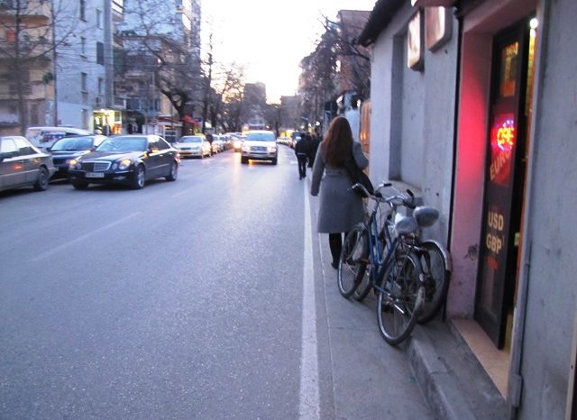 Ecja e pasigurt mbi trotuaret e zaptuara! (FOTO)
