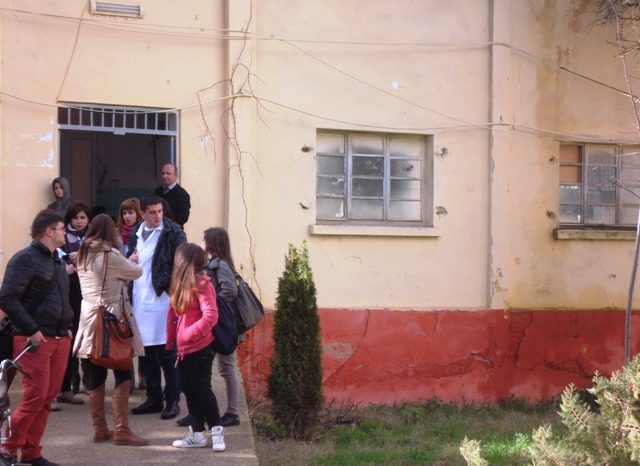 Doktoret urdherohen te mos flasin me gazetaret, ne QSUT mungojne ilacet, te vonuara kontratat me furnizuesit