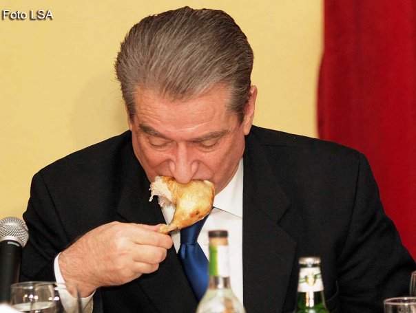 Ne perpjekje per t'u sqaruar. Pyetja eshte: me popullin apo me Kryeministrin?