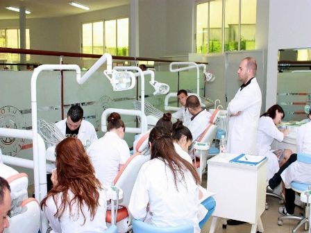 Mbi 500 te diplomuar ne stomatologji mbeten ne provim