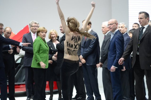 Protestuesja topless shokon kancelaren Merkel