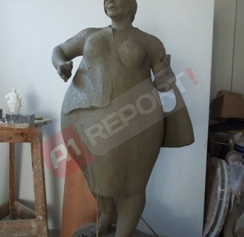 “Zonja nga qyteti”, statuje per Violeta Manushin ne fshatin e bukur