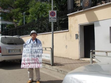 Emigranti 69-vjecar proteston para Ambasades Italiane: Kerkoj te drejten e pensionit