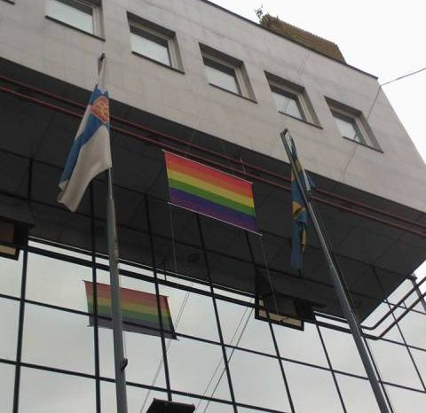 Ambasadat ne Prishtine valevisin flamurin LGBT