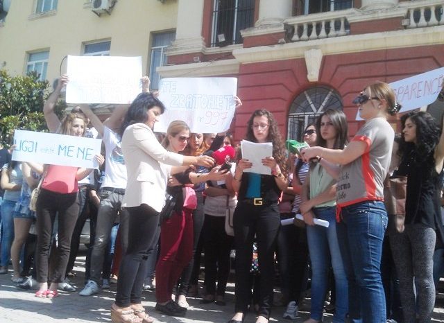 Nje problem i studenteve me qeverine shnderrohet ne proteste te studenteve kunder fakultetit!