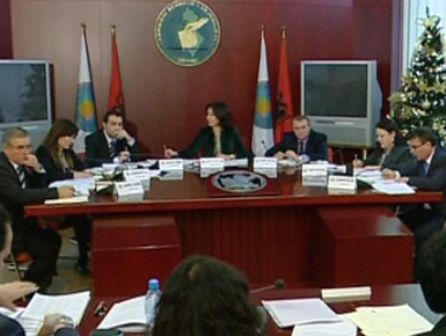 Listat, KQZ gjobit Partine Popullore Kristiandemokrate per diskriminimin e burrave