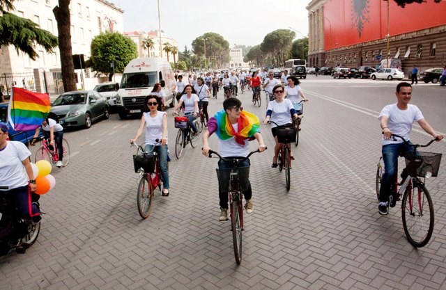 Sulmohen aktiviste LGBT pas pedalimit me bicikleta