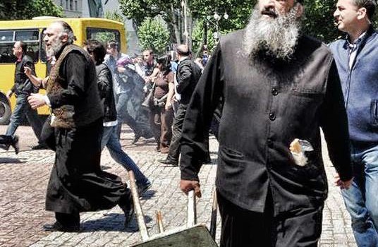 Keta “sherbetore te Perendise” rrahin njerez paqesore ne rruget e Tbilisit