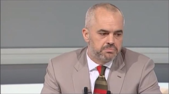 Po Linda që i këndon "djalit të Kristaqit, trim i madh" kush është?!