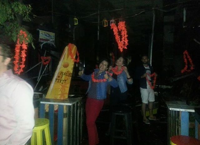 Party ne Tiki Bar pas zjarrit: Te ngrihesh nga hiri...