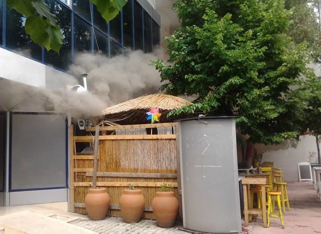 Momenti kur ra zjarr te Tiki Bar (FOTO)