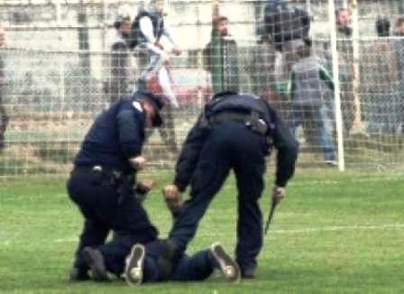 Policia me “filozofine” e Nastradinit: “parandalon” sherrin duke rrahur barbarisht lojtarin ne mes te fushes
