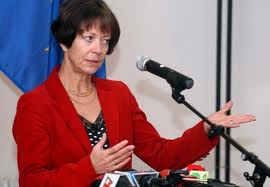 Ambasadorja e mencur, qe komenton naten mes fjalimit te fitores dhe fjalimit te humbjes...
