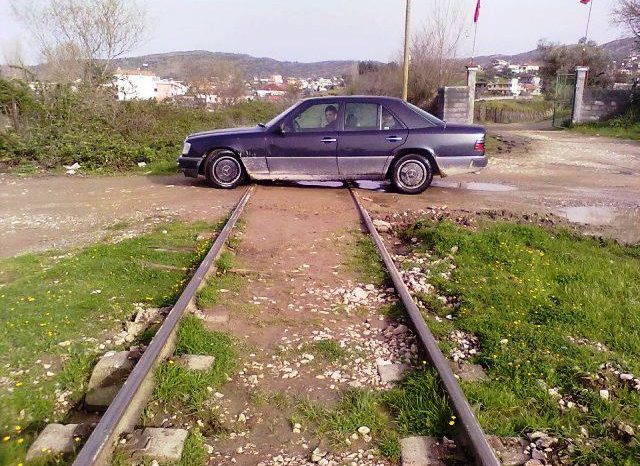 Kujdes! Treni ecen ne afolio!