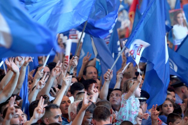 Pse nuk e nisni me pasaniket qe futen me te kuqe ne semafor?