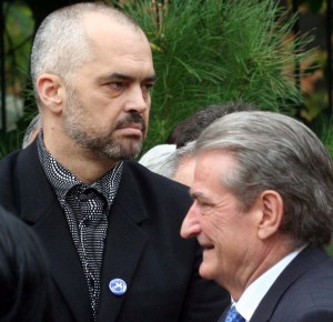 Kjo eshte mbi te gjitha komike: Rama shenon, Berisha peson... (TemA)