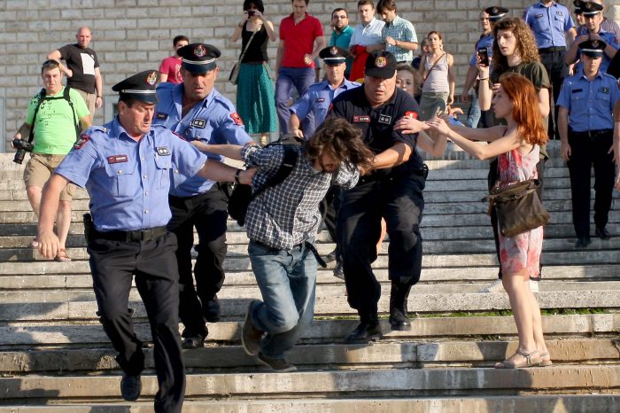 DHUNA E PANEVOJSHME E POLICISE (FOTO) - TE RINJTE KUNDER FASHIZMIT